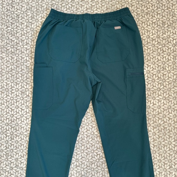 Women's Figs Yola FionLite Skinny Scrub Pants in Caribbean Blue, Size M - Picture 4 of 10